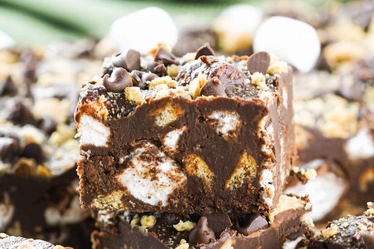 Decadent S'mores Fudge: Graham Crust, Toasted Marshmallows & Gifting Tips
